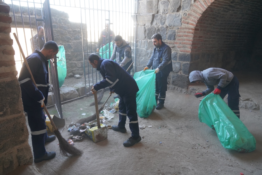 Sur ve burçlardaki kirlilik gündem olmuştu, temizlendi