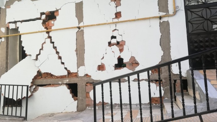 Duvarları yıkılan binaya ‘az hasarlı’ raporu