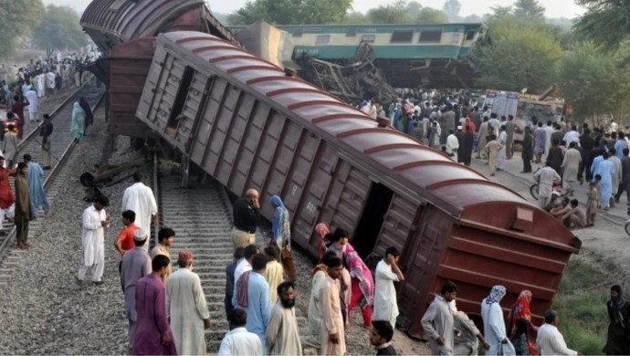 Pakistan’da tren kazası...15 kişi hayatını kaybetti !