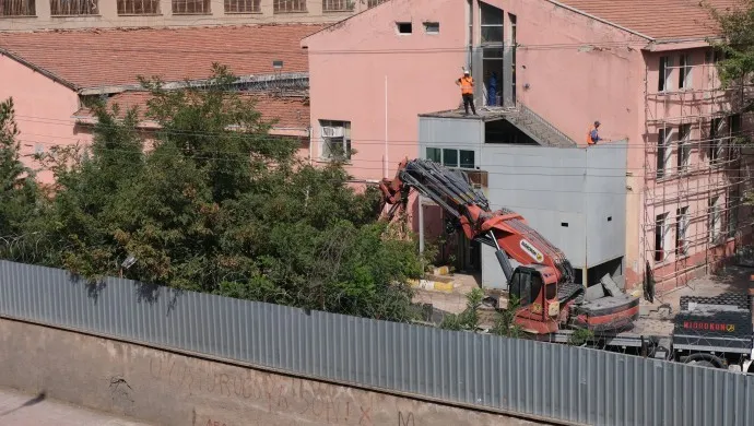 VİDEO - İşkence merkezi Diyarbakır Cezaevi’nde iş makineliyle yıkım başladı