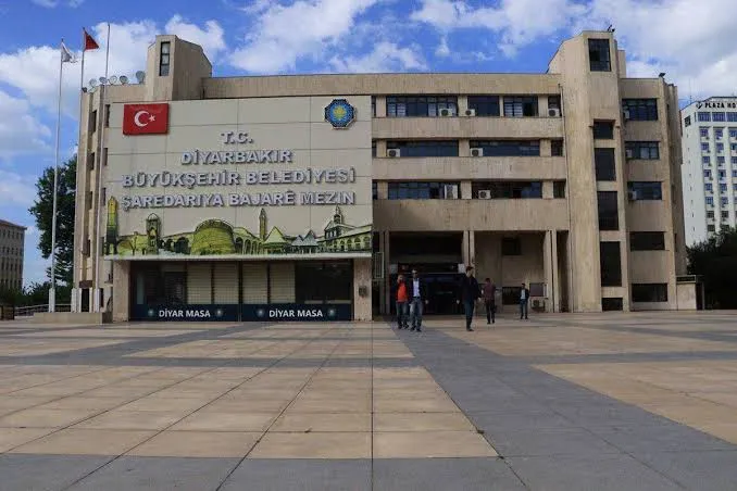 Diyarbakır’da DEM dönemi : 11 Daire başkanı görevden alındı