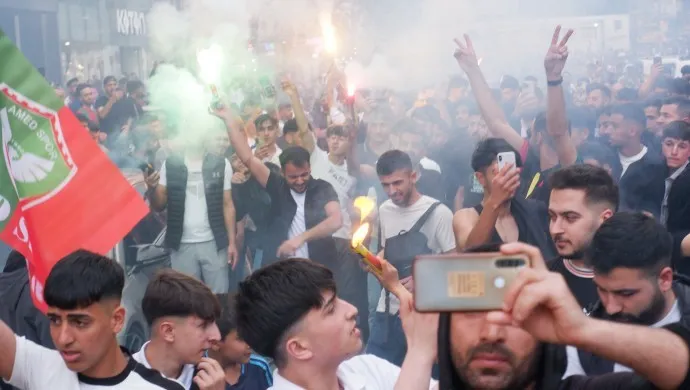 Amedspor’un galibiyeti sonrası, on binlerce kişi kutlama yaptı. 