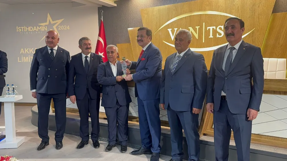 TOBB Başkanı Hisarciklioğlu’ndan Ahmet Kaval’a ödül