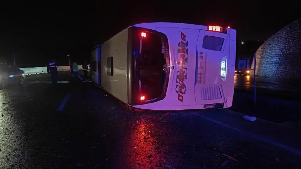 Diyarbakır otobüsü kaygan yolda devrildi !