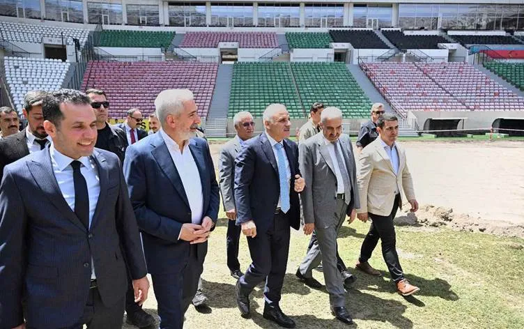 Diyarbakır Atatürk Stadyumu’nda Zemin Yenileme Çalışmaları Başladı: Vali Zorluoğlu ve Milletvekili Ensarioğlu Sahada
