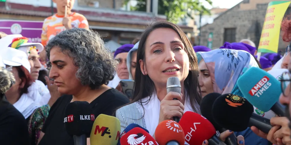 Diyarbakır’da Kadınlar Barış İçin Yürüdü : Hatimoğulları “Kadınsız Barış Kalıcı Olamaz