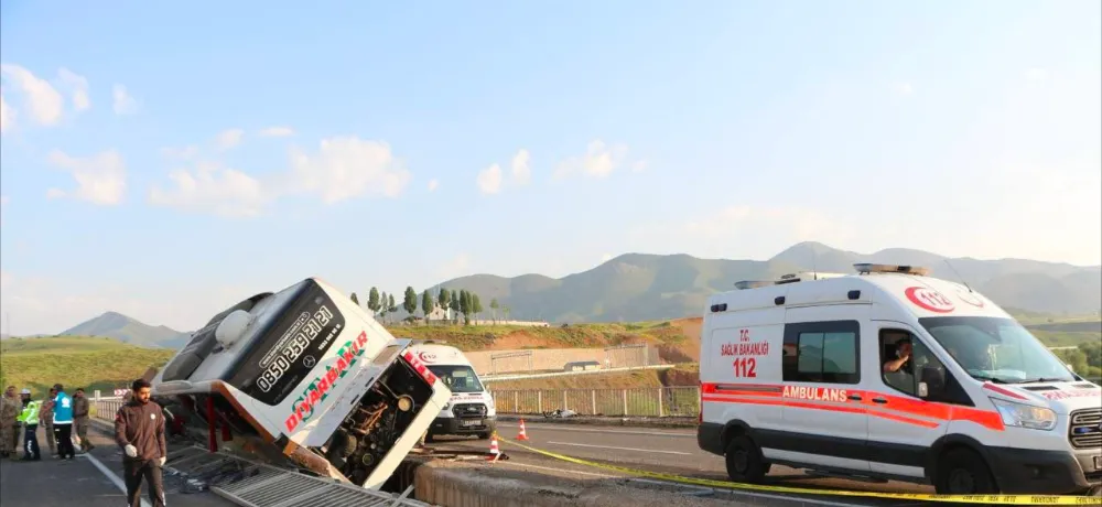 Diyarbakır’a ait yolcu otobüsü devrildi: 3 yolcu ağır yaralandı