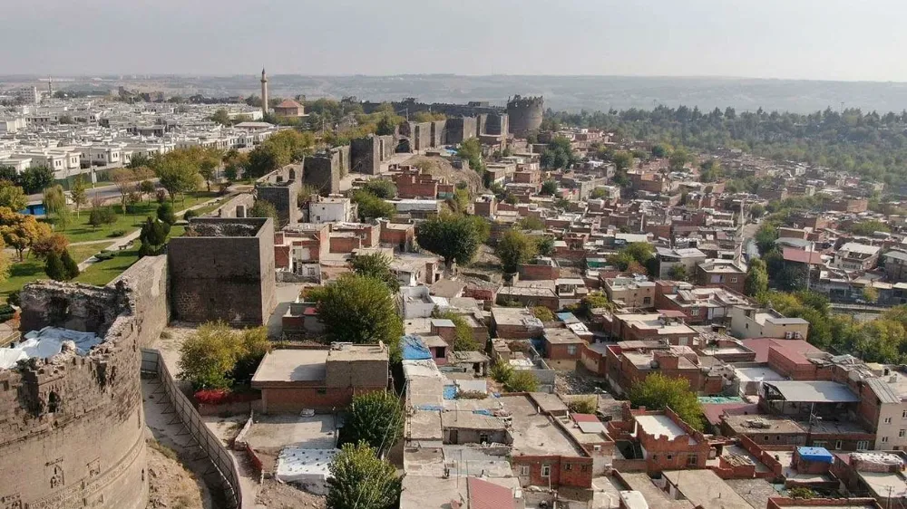Diyarbakır’da Eve Kurşun Yağmuru: Mahalle Korku Dolu Anlar Yaşadı