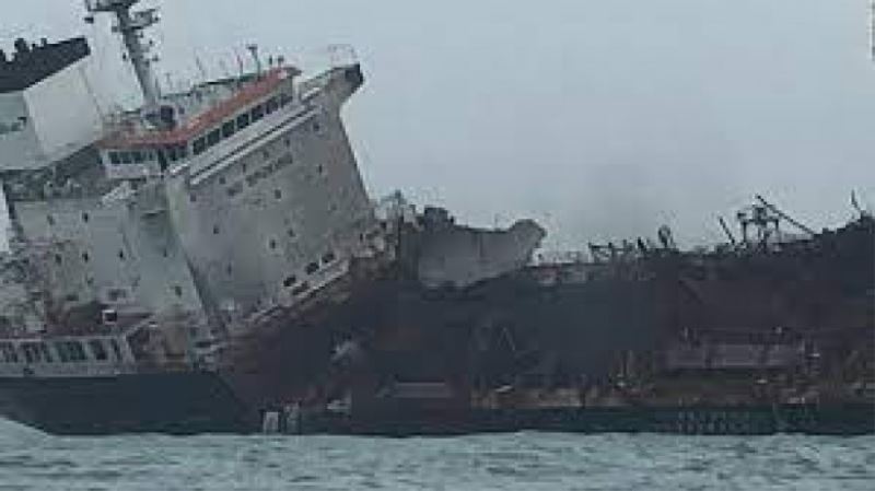 Hong Kong açıklarında gemi ikiye bölündü: 20 kayıp!